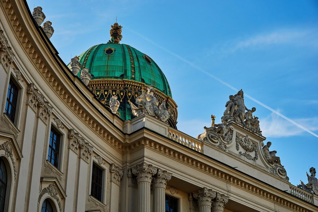 Hofburg-slottet i Wien med den monumentale facade og åbne slotsplads foran.