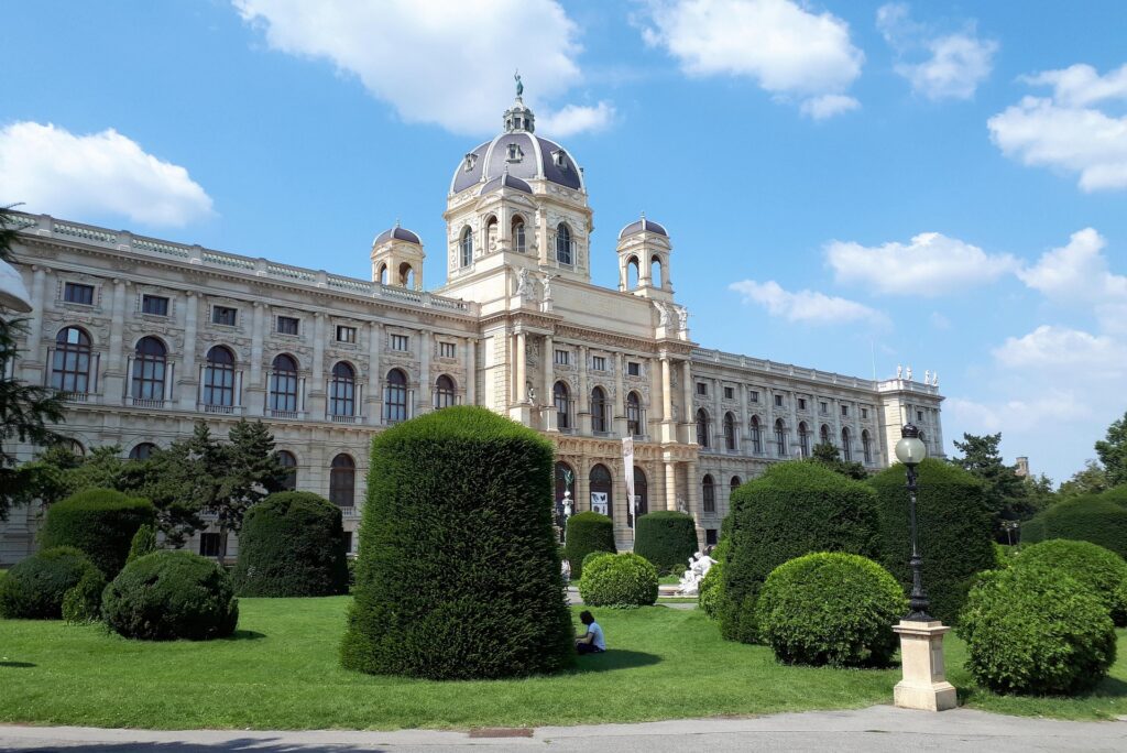 Museum i Wien med historisk bygning og klassisk arkitektur set udefra